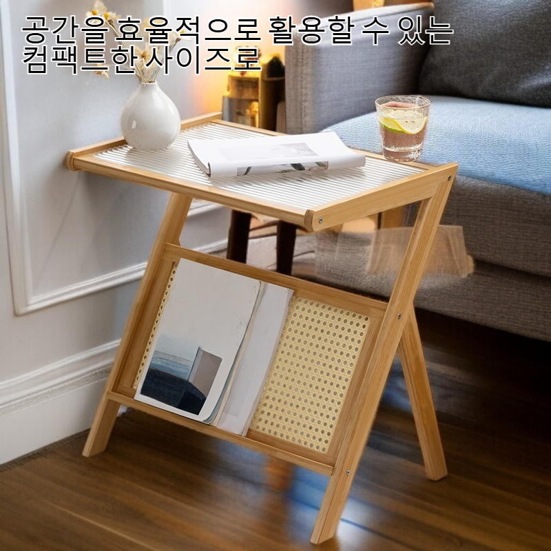 소파 옆에 나무 유리로 된 작은 탁자
