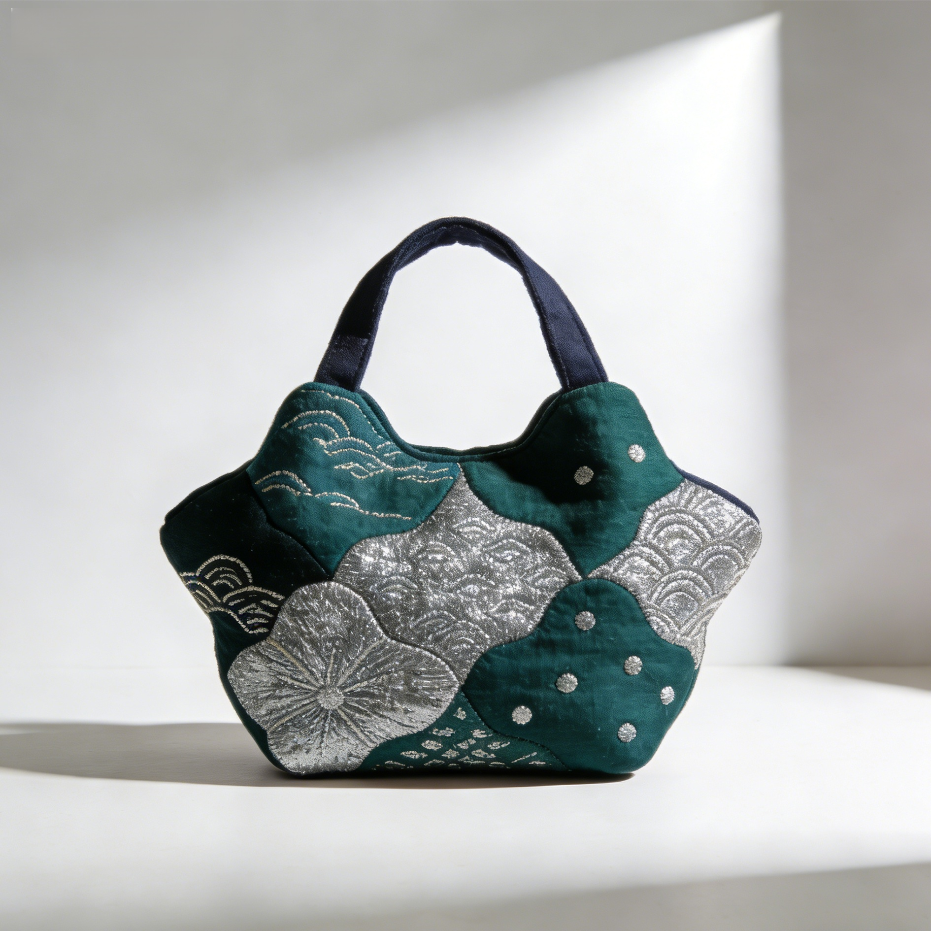 Handbestickte Tasche aus hochwertigem Stoff
