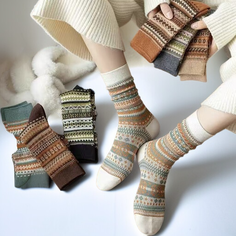 스타일리시한 여성 스타킹 코디 예시