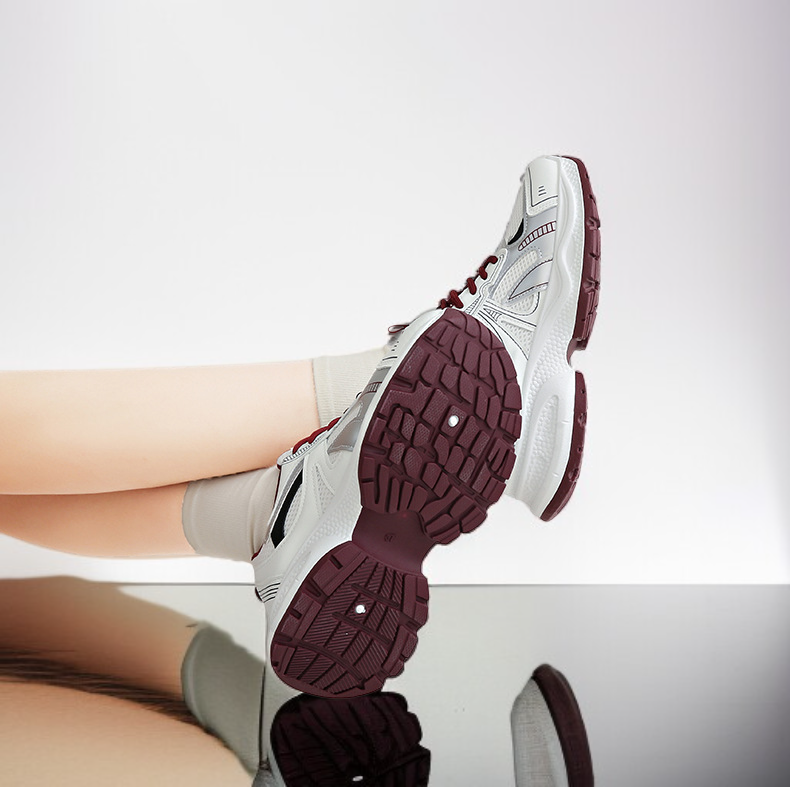 캐주얼룩에 잘 어울리는 여성 청키 스니커즈