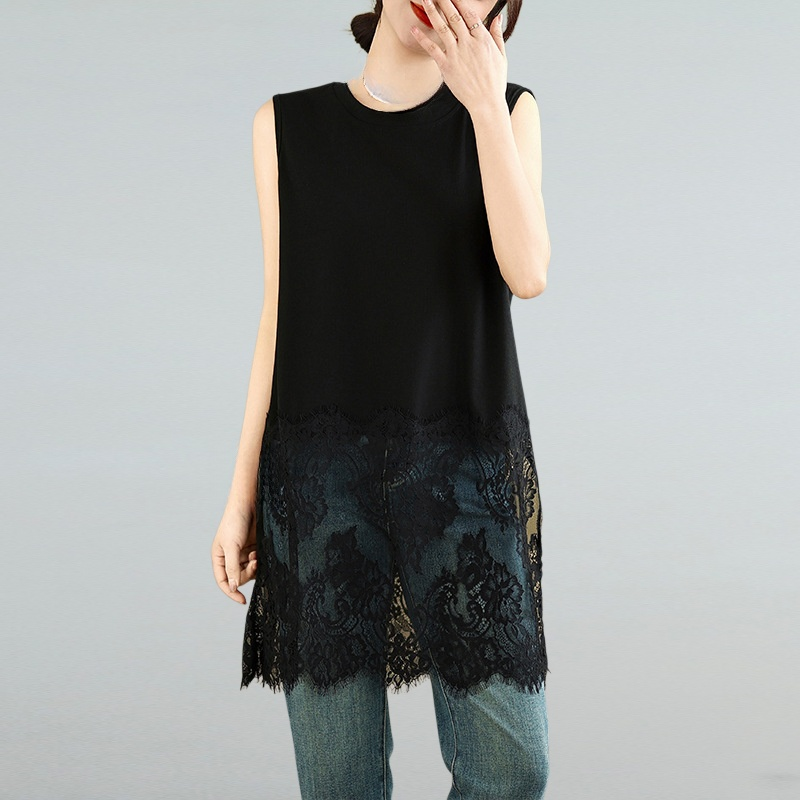 裾にレースをあしらったタンクトップ