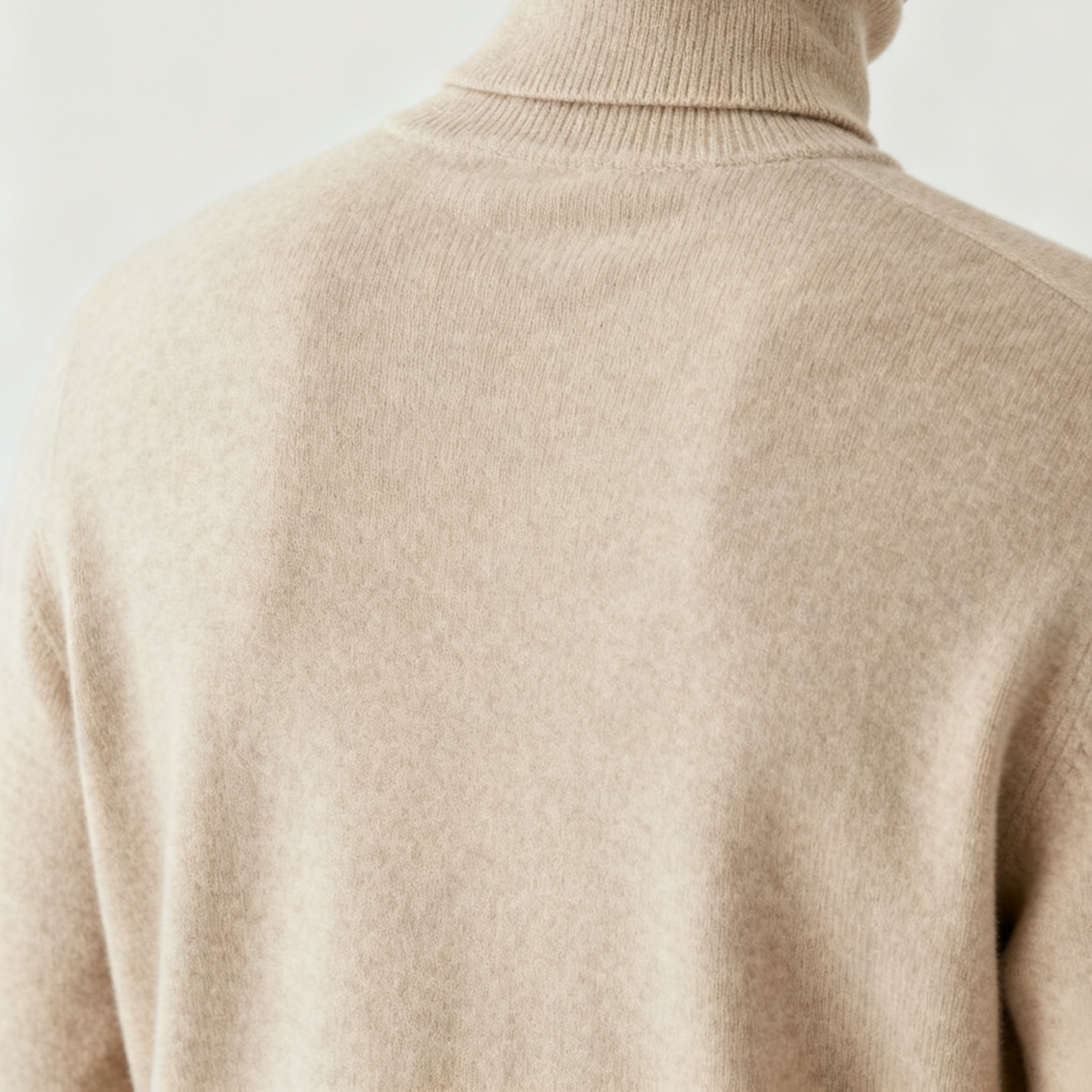 Herren trägt grauen Basic Strickpullover