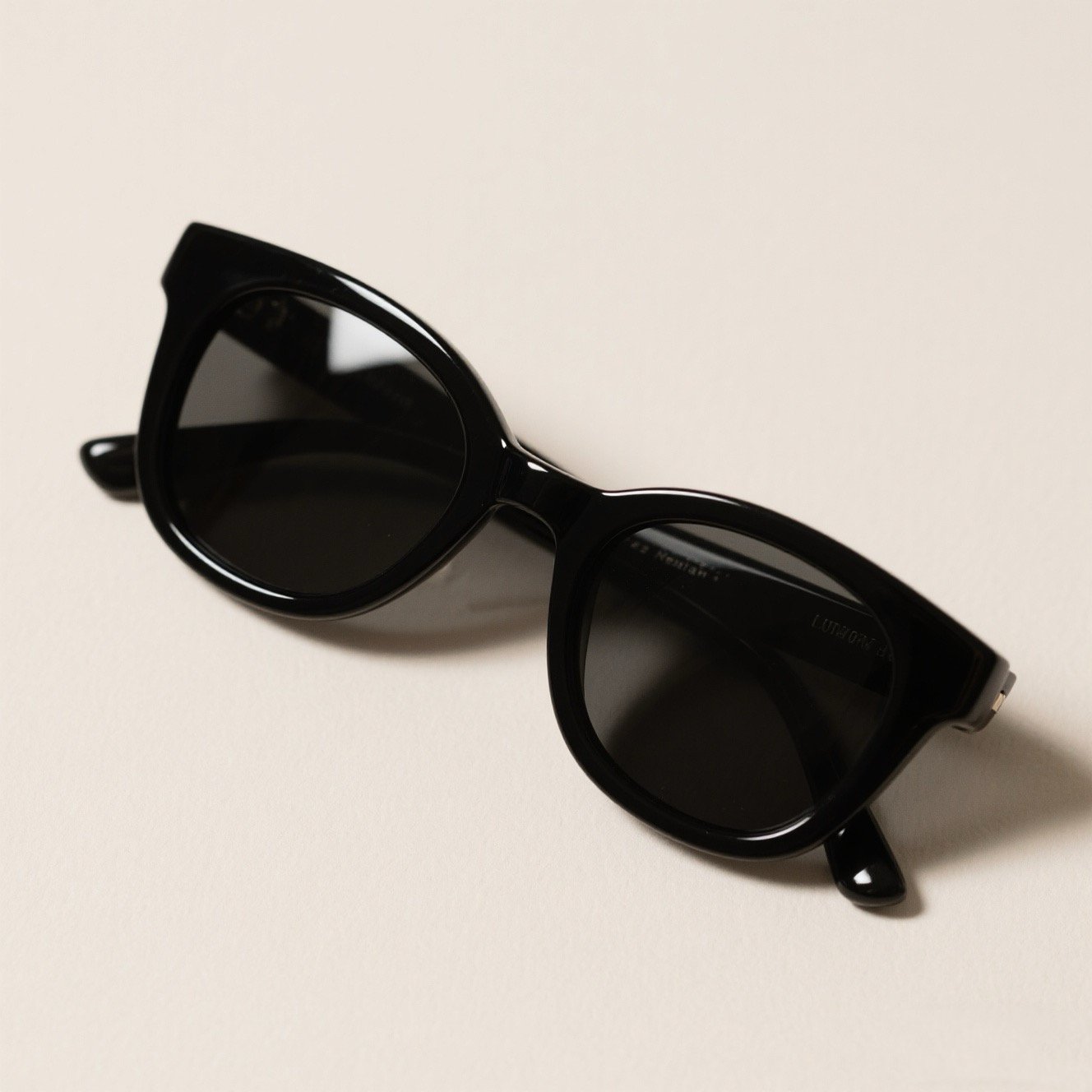 แว่นกันแดดทรงสี่เหลี่ยมและทรงกลม