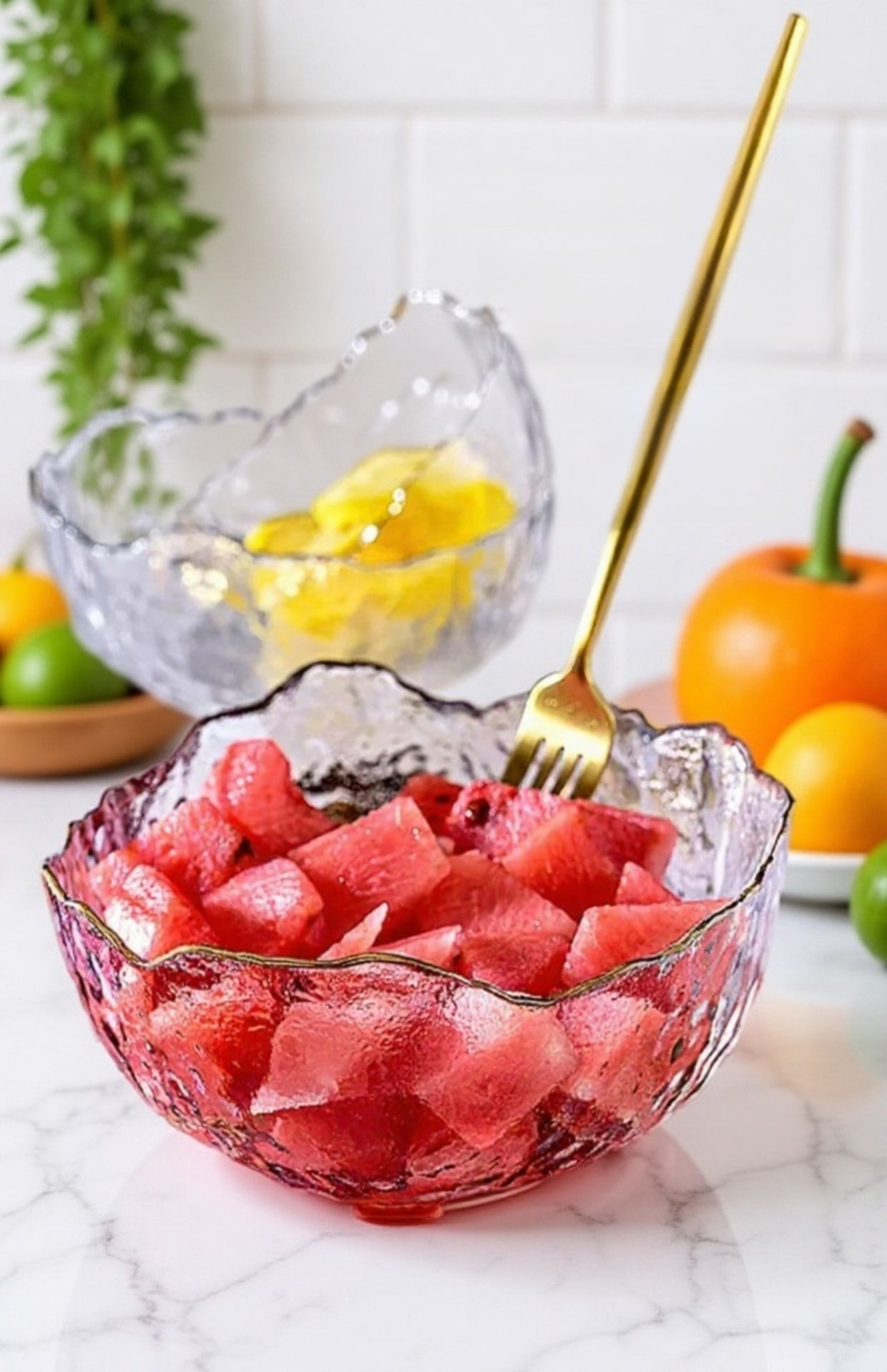 أناقة المائدة مع وعاء زجاجي بحافة ذهبية