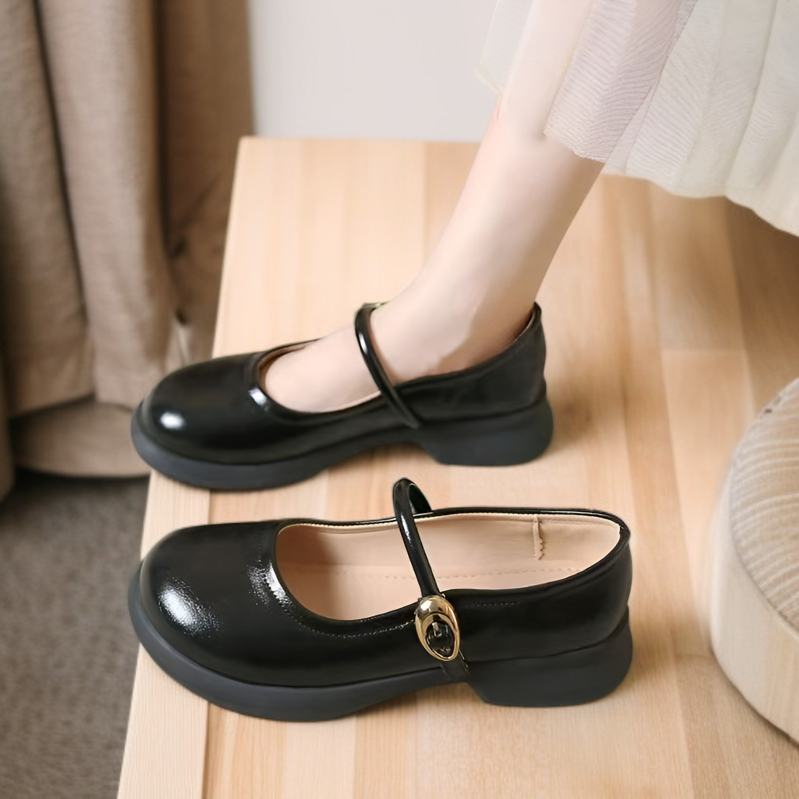 أحذية جديدة ذات مقدمة مستديرة