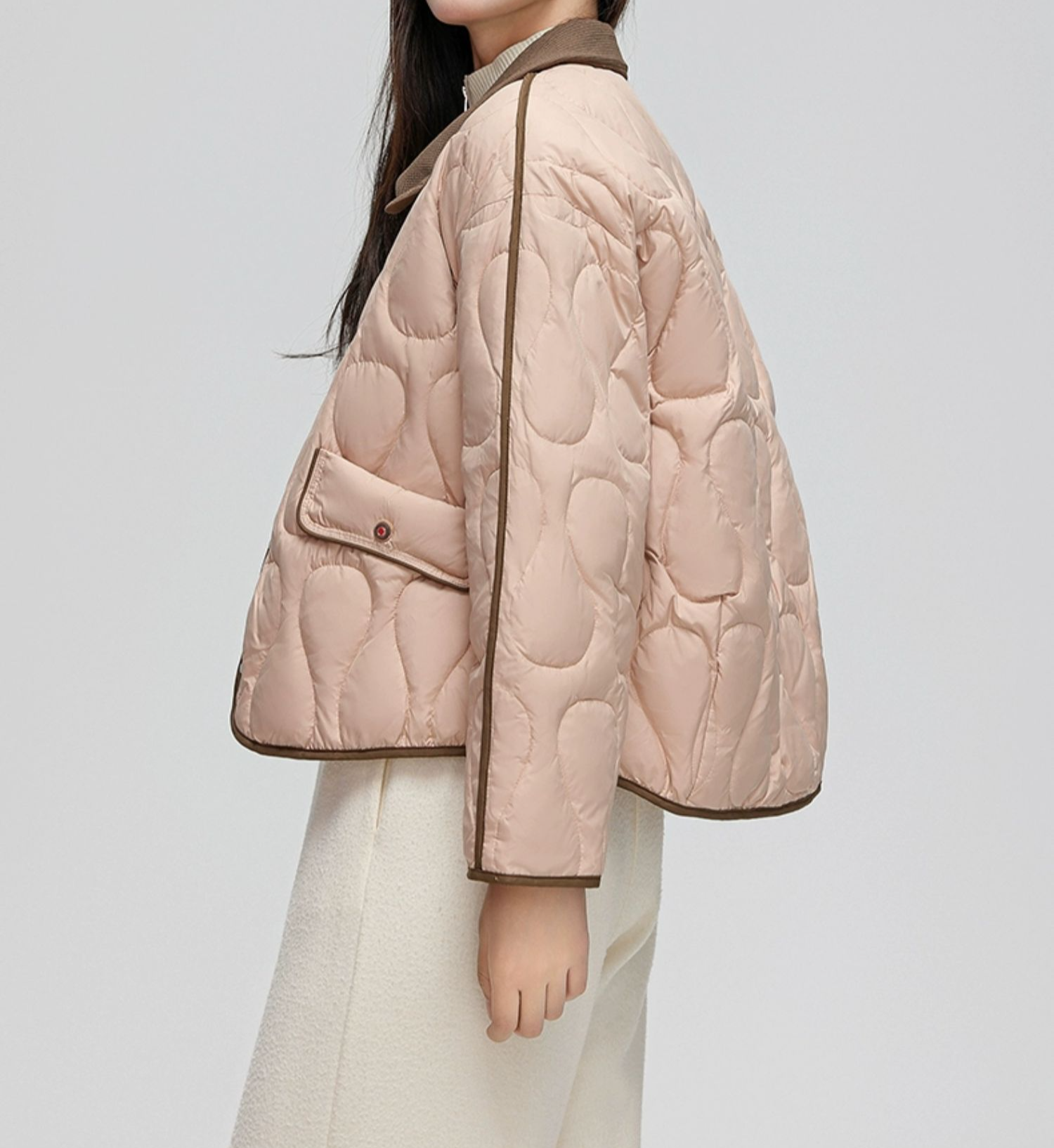 多色カラーブロックが特徴のダウンジャケット