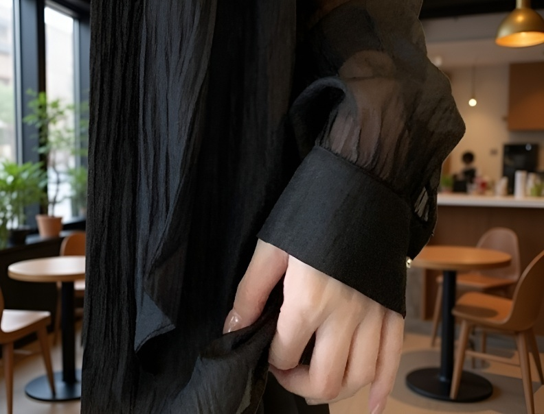 カジュアルに着こなすオフショルダーツーウェイシャツ