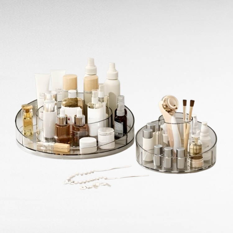 منظم مستحضرات التجميل على الطاولة