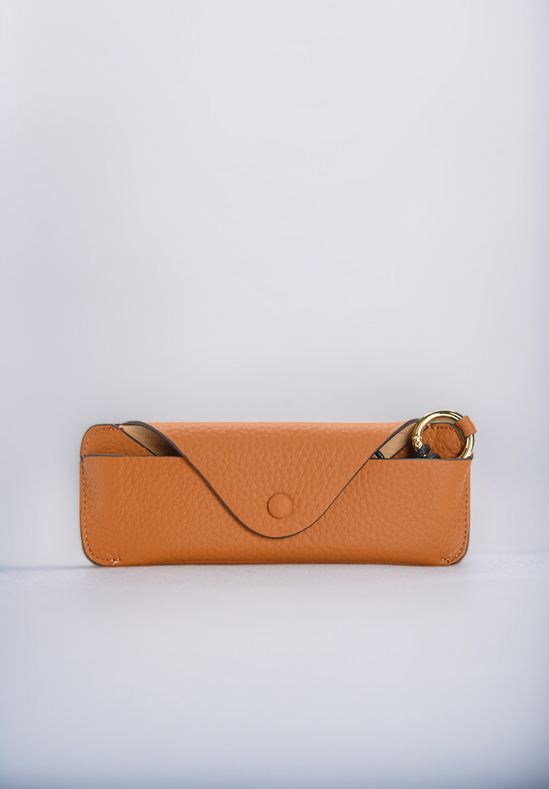 掛脖設計眼鏡包佩戴效果