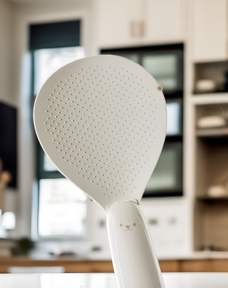 곰 모양 주걱으로 요리하는 모습