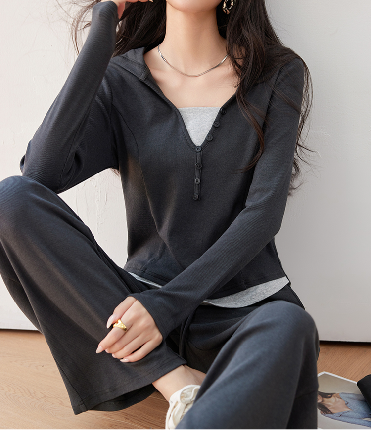 느긋한 스타일의 여성 투피스 착용 샷