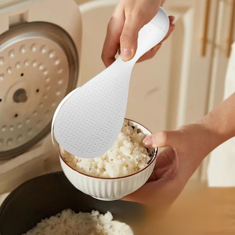 Non stick rice spoon in the kitchen can be used as a standing rice spoon