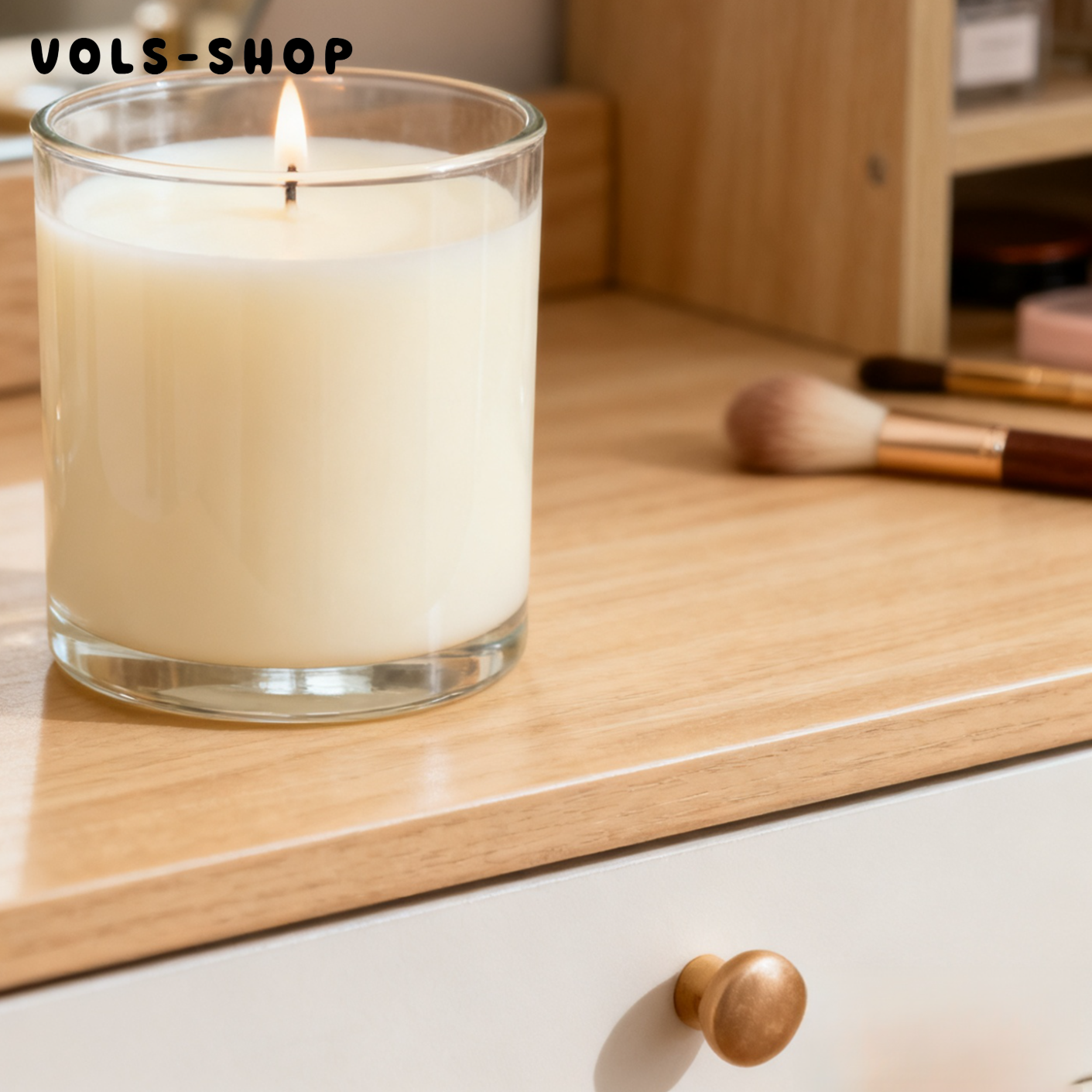 Vonná svíčka s romantickou vůní v moderním interiéru