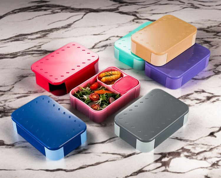 電子レンジ加熱可能な弁当箱にご飯を入れる様子