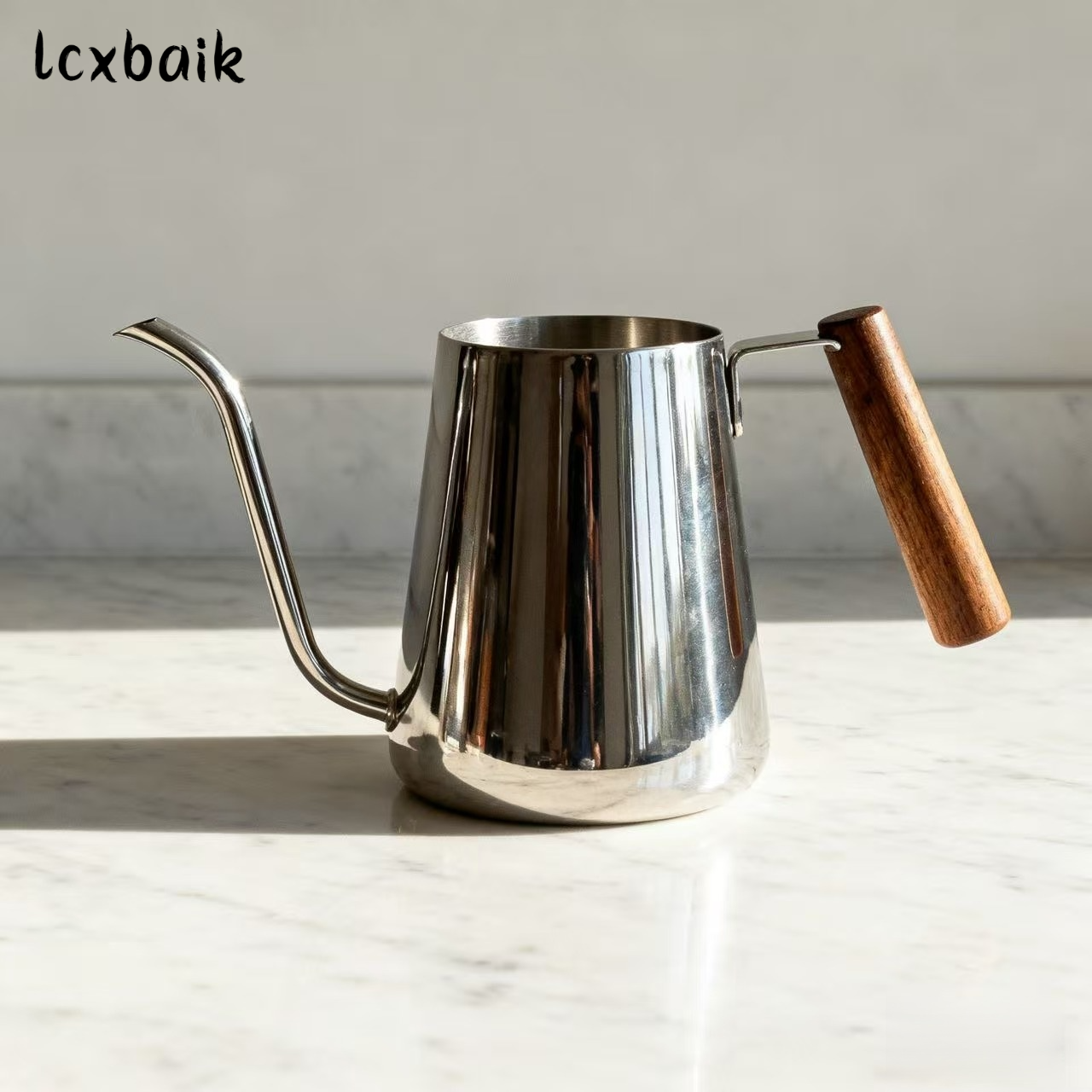 긴 주둥이와 좁은 마우스피스가 있는 퍼오버 커피 메이커