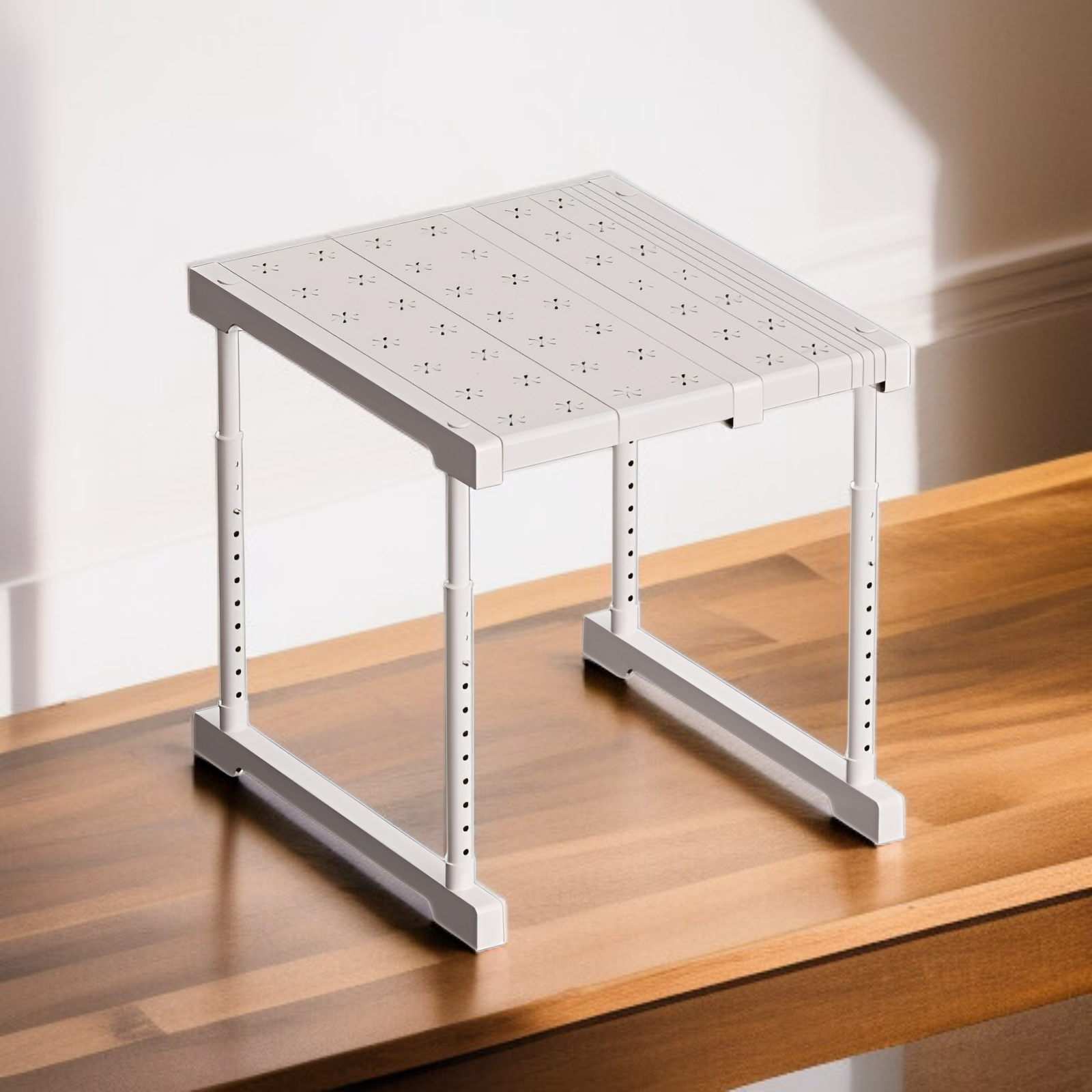 옷장에 설치된 높이 조절 선반