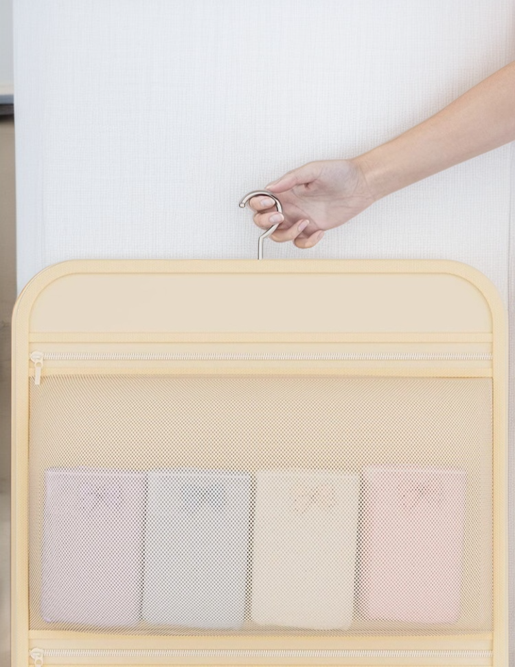 다양한 소품을 보관 가능한 걸이 가방