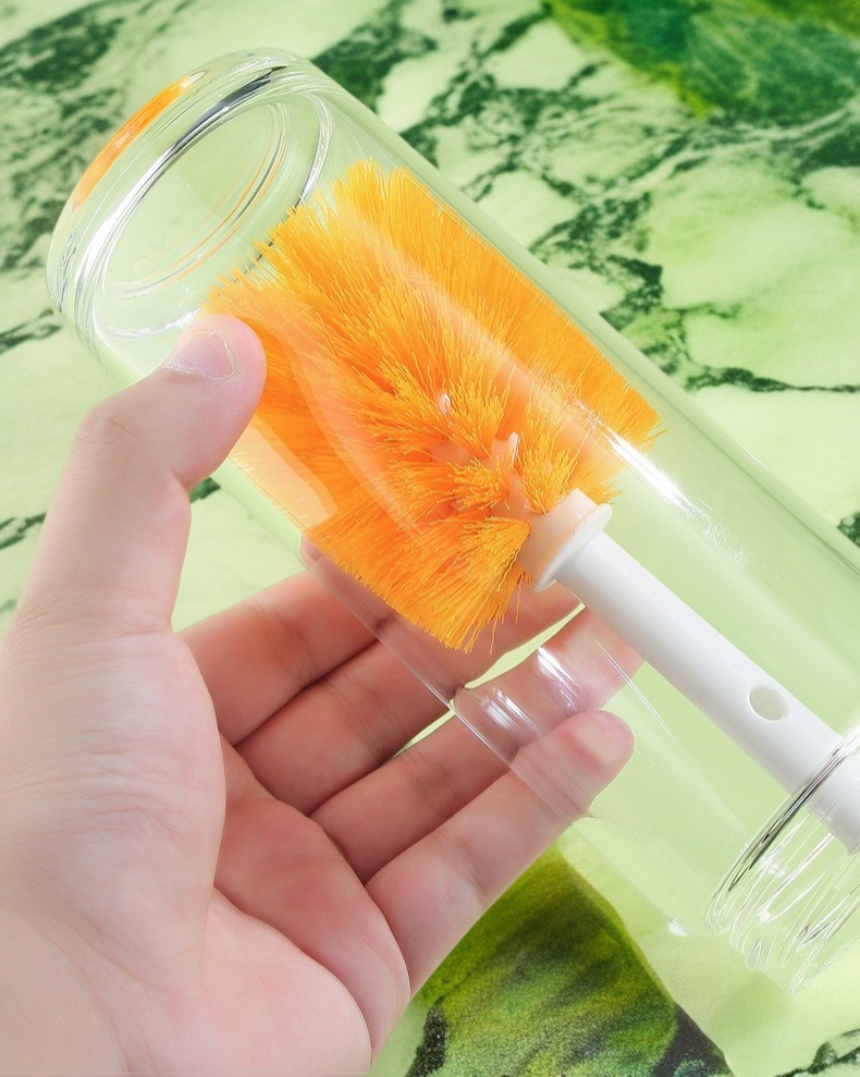 Reinigungsbürste für schwer erreichbare Stellen in Tassen