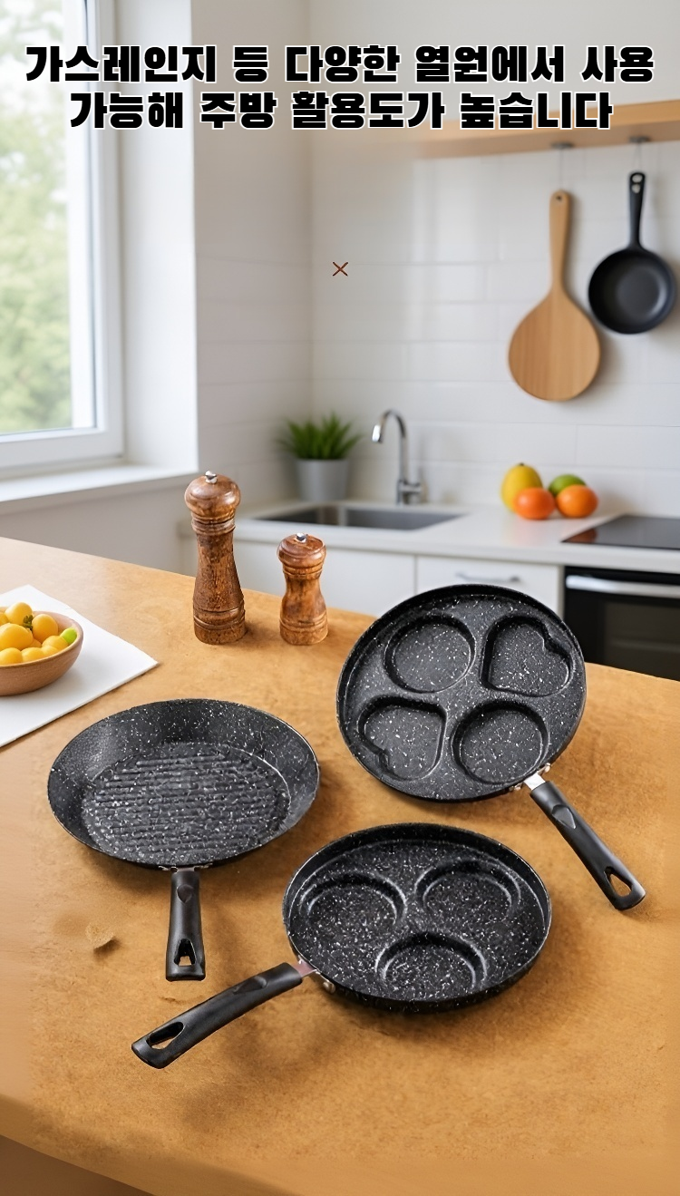 4구 프라이팬에 계란과 소시지 요리 중