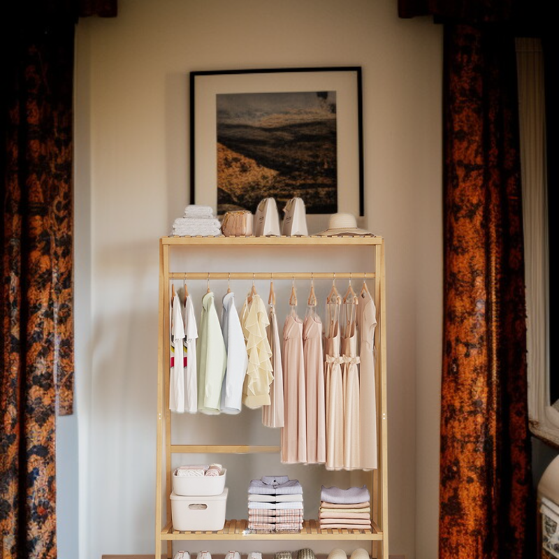 رف ملابس من الخشب الصلب مع مساحة تخزين إضافية