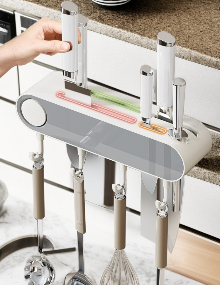 깔끔하게 정리된 주방 칼 선반