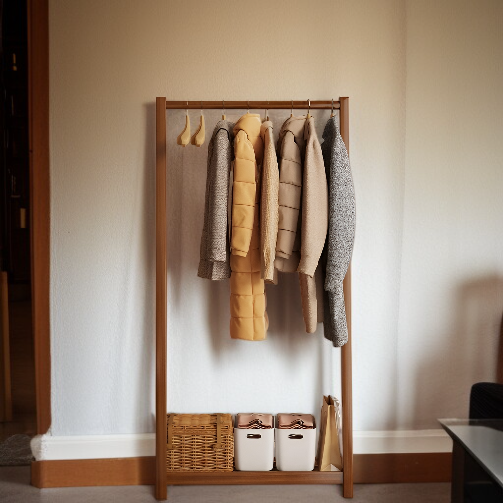 رف ملابس أرضي بسيط مصنوع من الخشب الصلب السميك