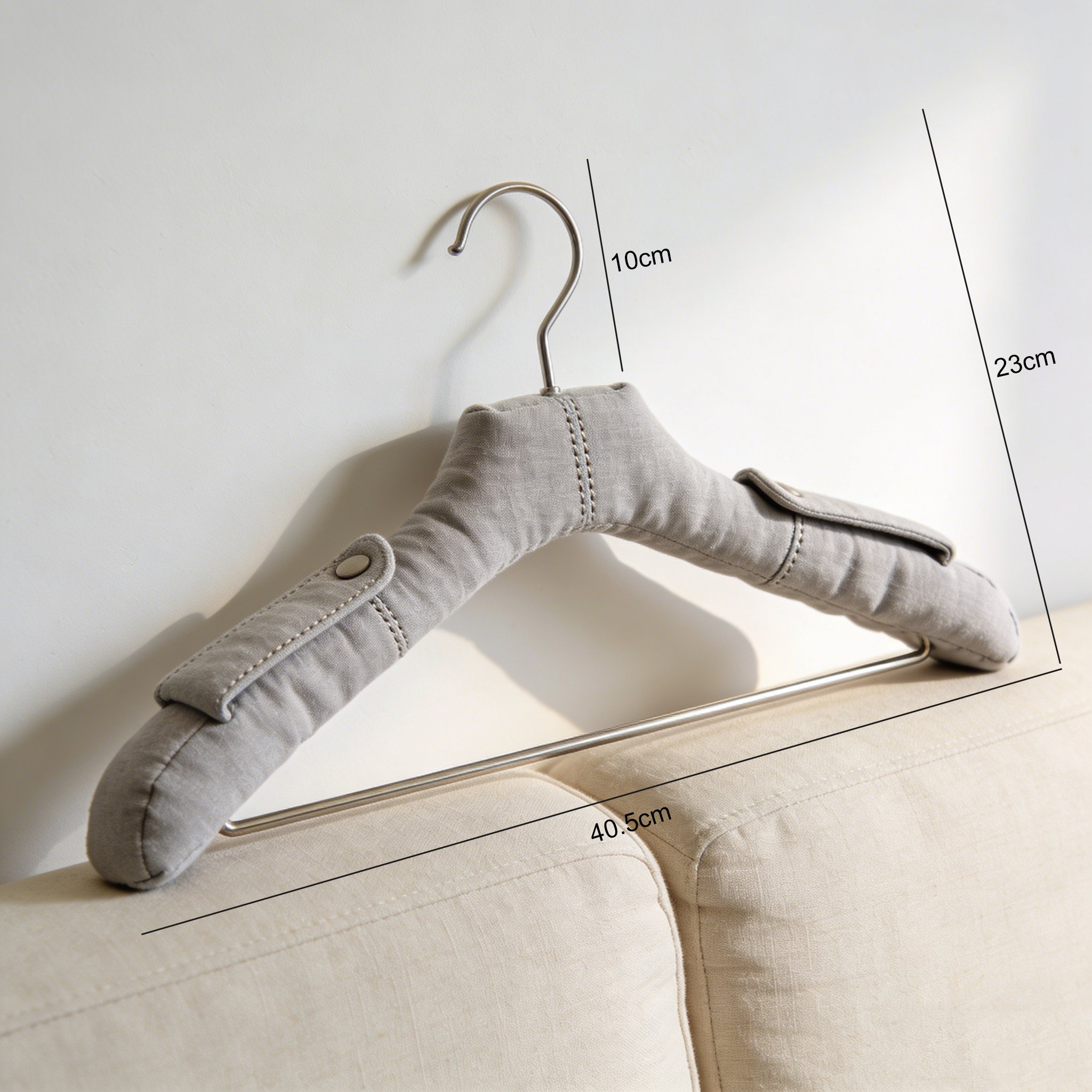 クローゼットにすっきり収納されたハンガー