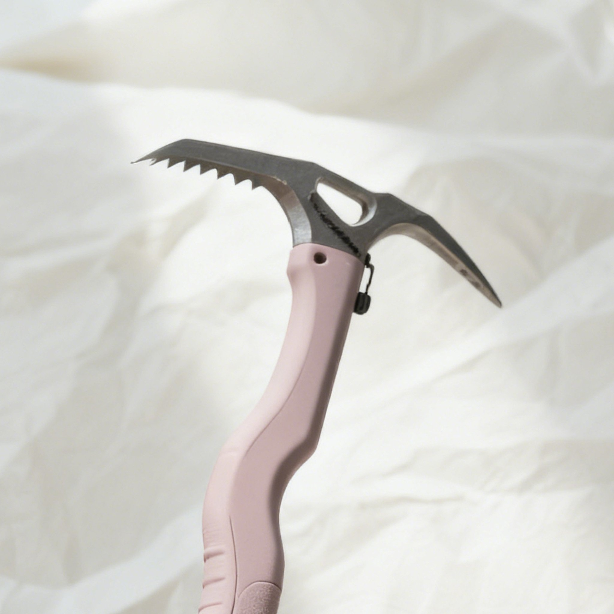 야외 산행용 아이스 해머 내구성 강조 이미지