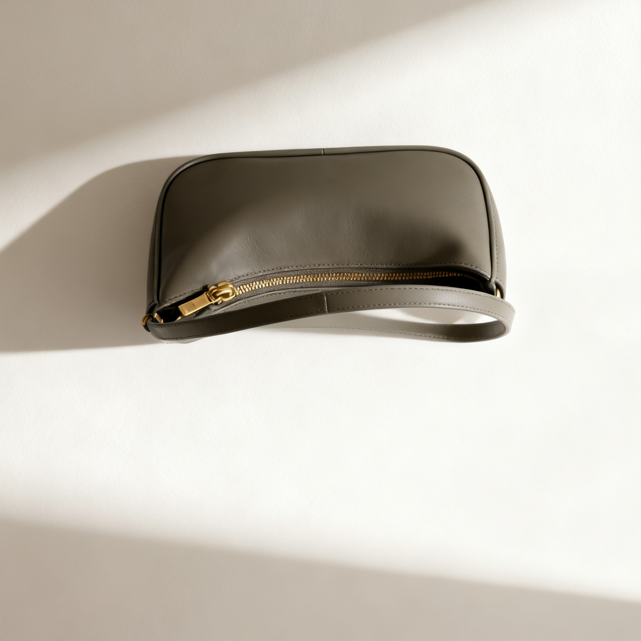 กระเป๋าหนังมินิมอลสะพายใต้รักแร้