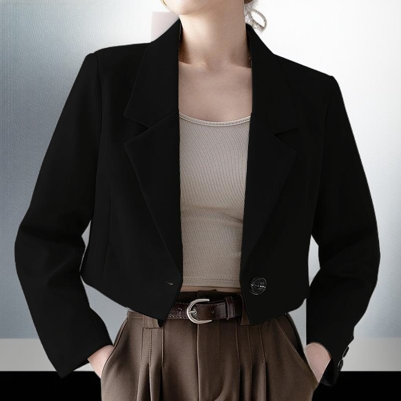 숏 블레이저 소매와 버튼 디자인