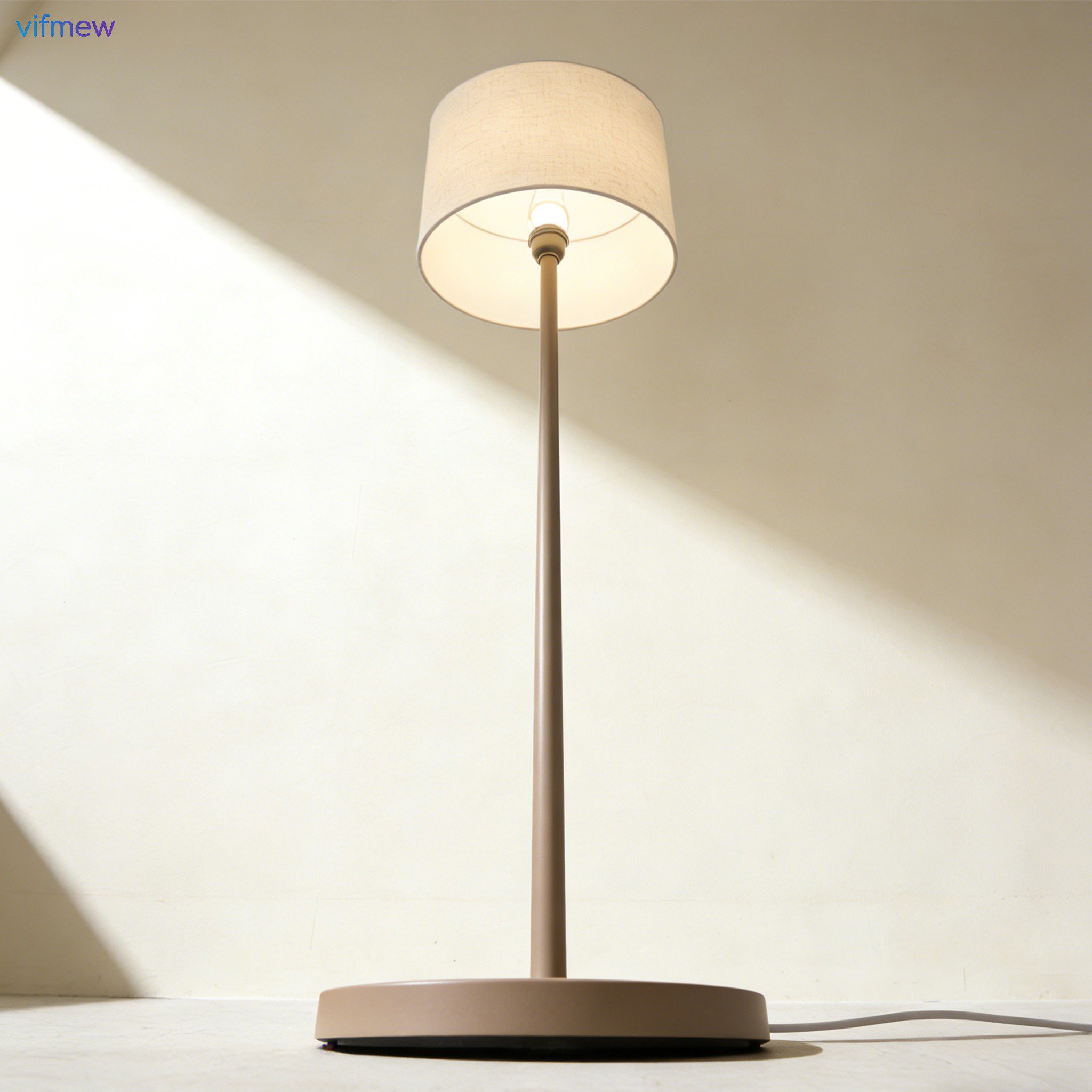 ミニマリストフロアランプ