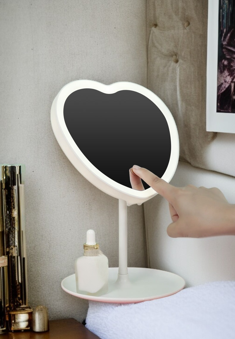 탁상 위에 놓인 조명 화장 거울