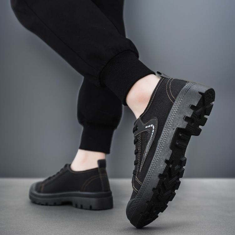 工場や職場で活躍する男性用ワークシューズ