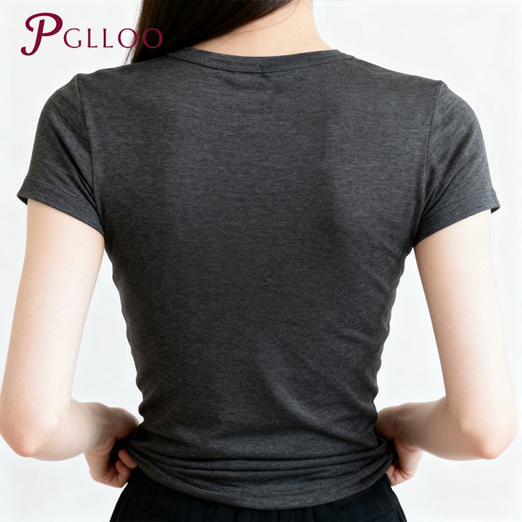 세련된 디자인의 슬림핏 반팔 셔츠 착용 이미지