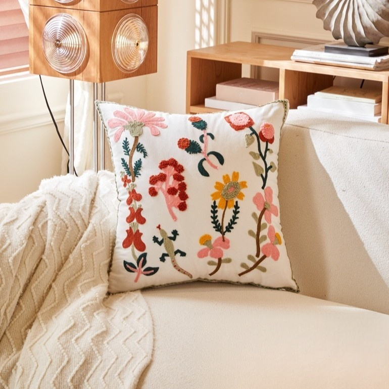 花の刺繍枕カバー
