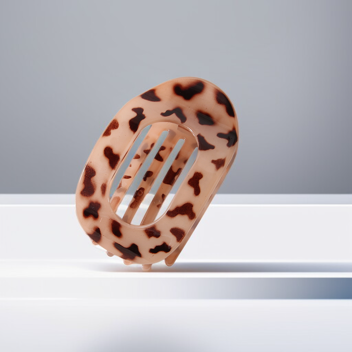 簡約設計橢圓髮夾搭配日常穿搭