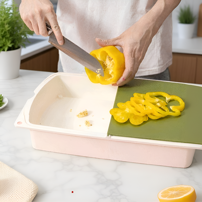 排水バスケットに食材を入れて水切りしているシーン