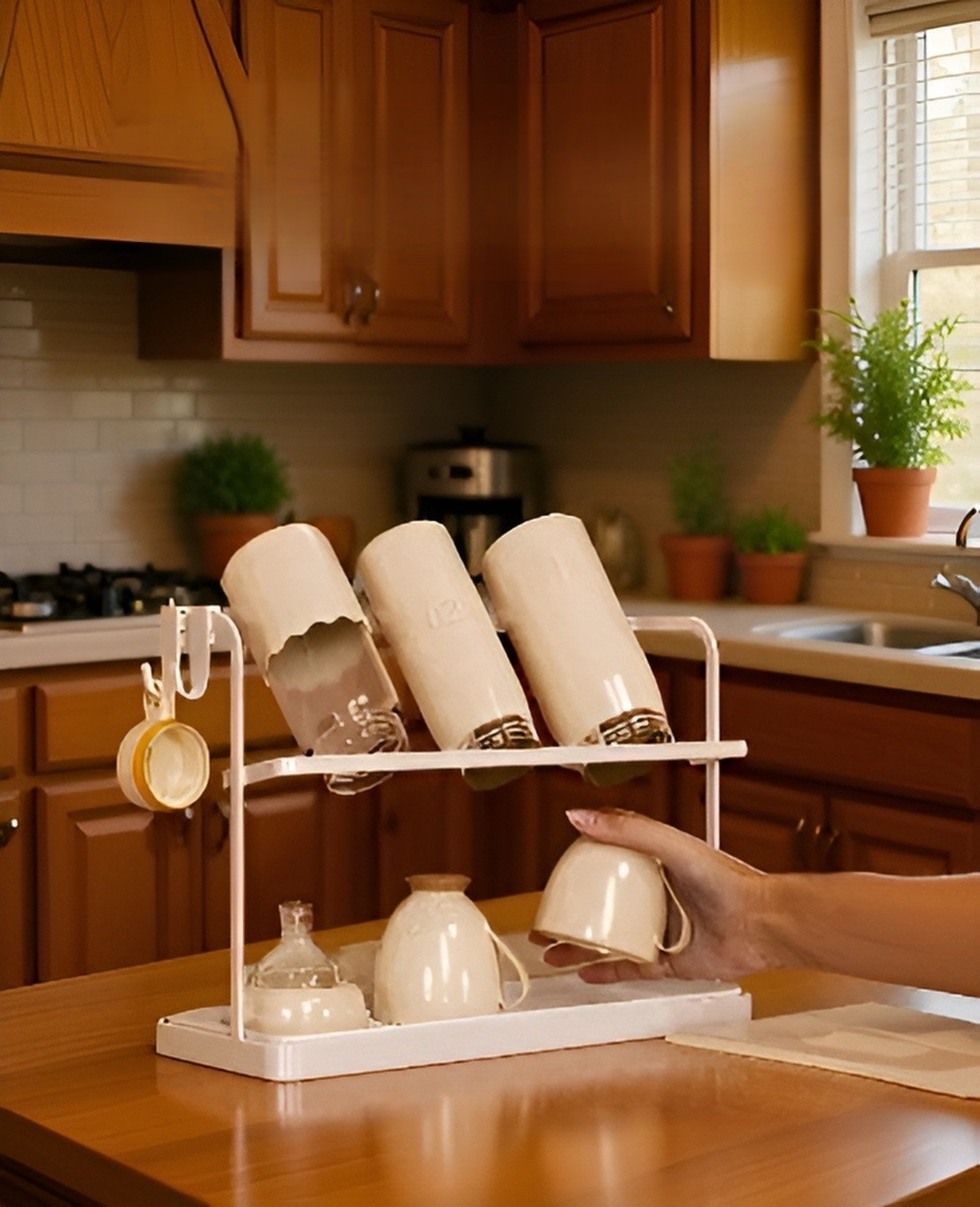 컵과 머그가 정리된 이중 레이어 컵 랙의 측면