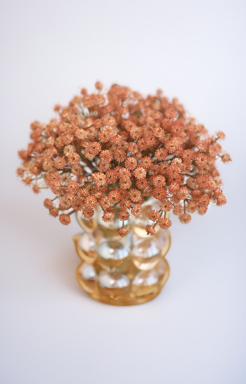 Flores artificiales coloridas para decoración de interiores