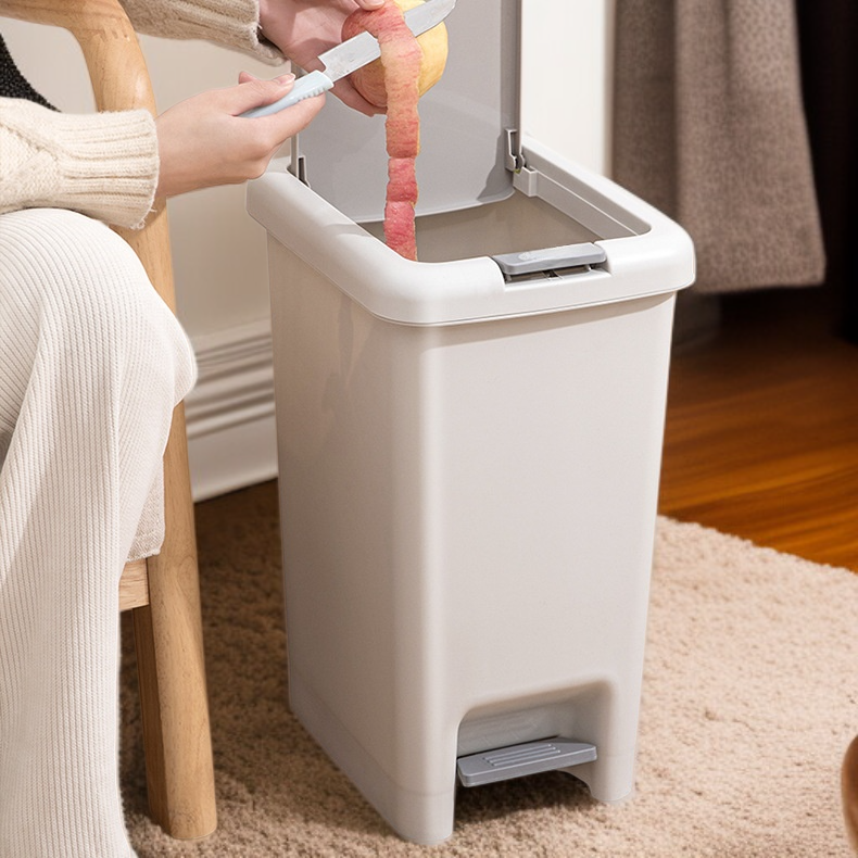 발로 작동하는 뚜껑 달린 쓰레기통