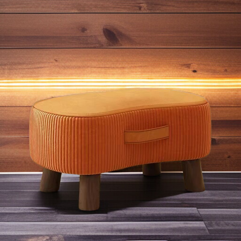 Stabiler Hocker aus Holz als Couchtischhocker genutzt