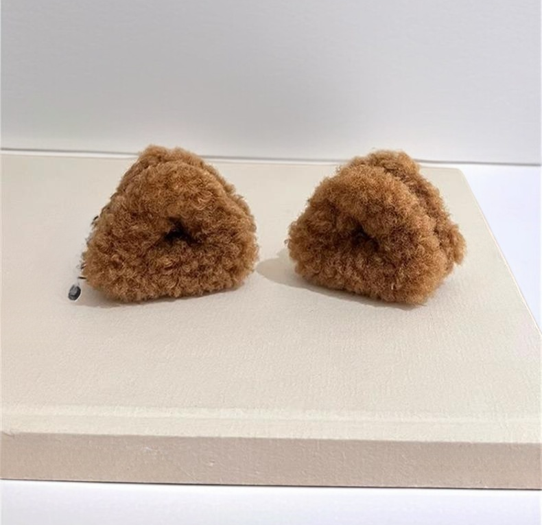 少女佩戴毛茸茸耳朵小抓夾髮型示範