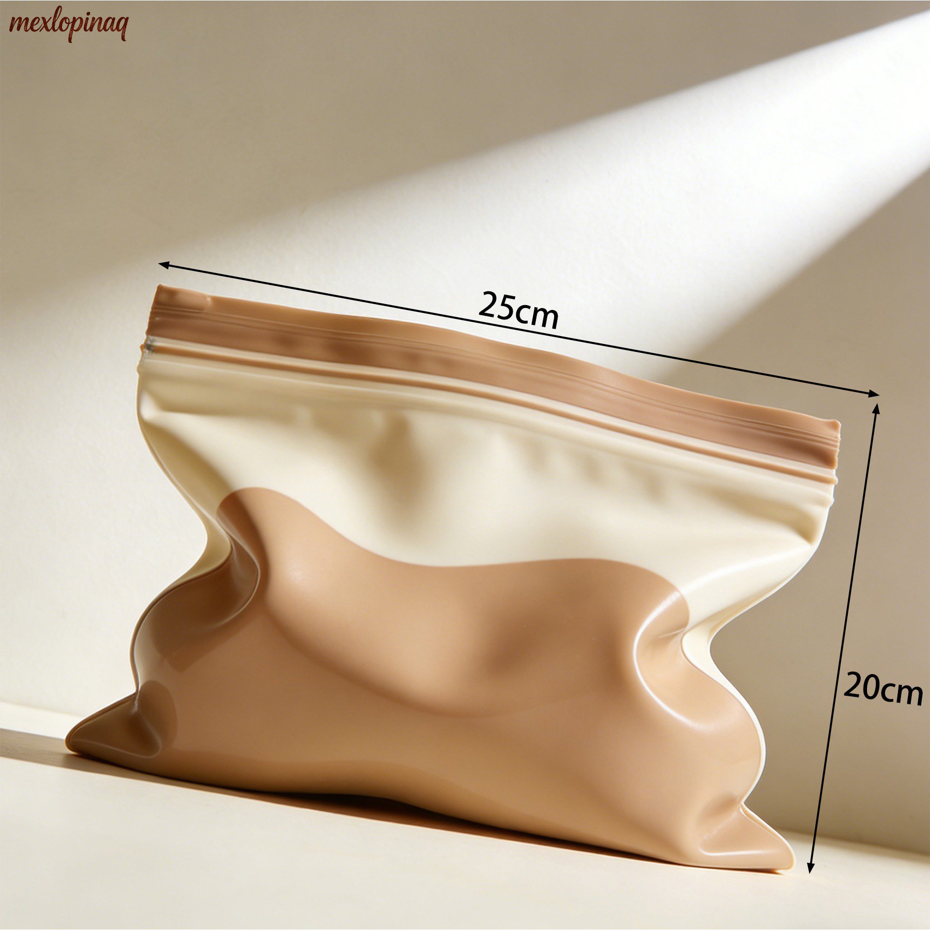 다양한 식품을 담은 보관용 봉투