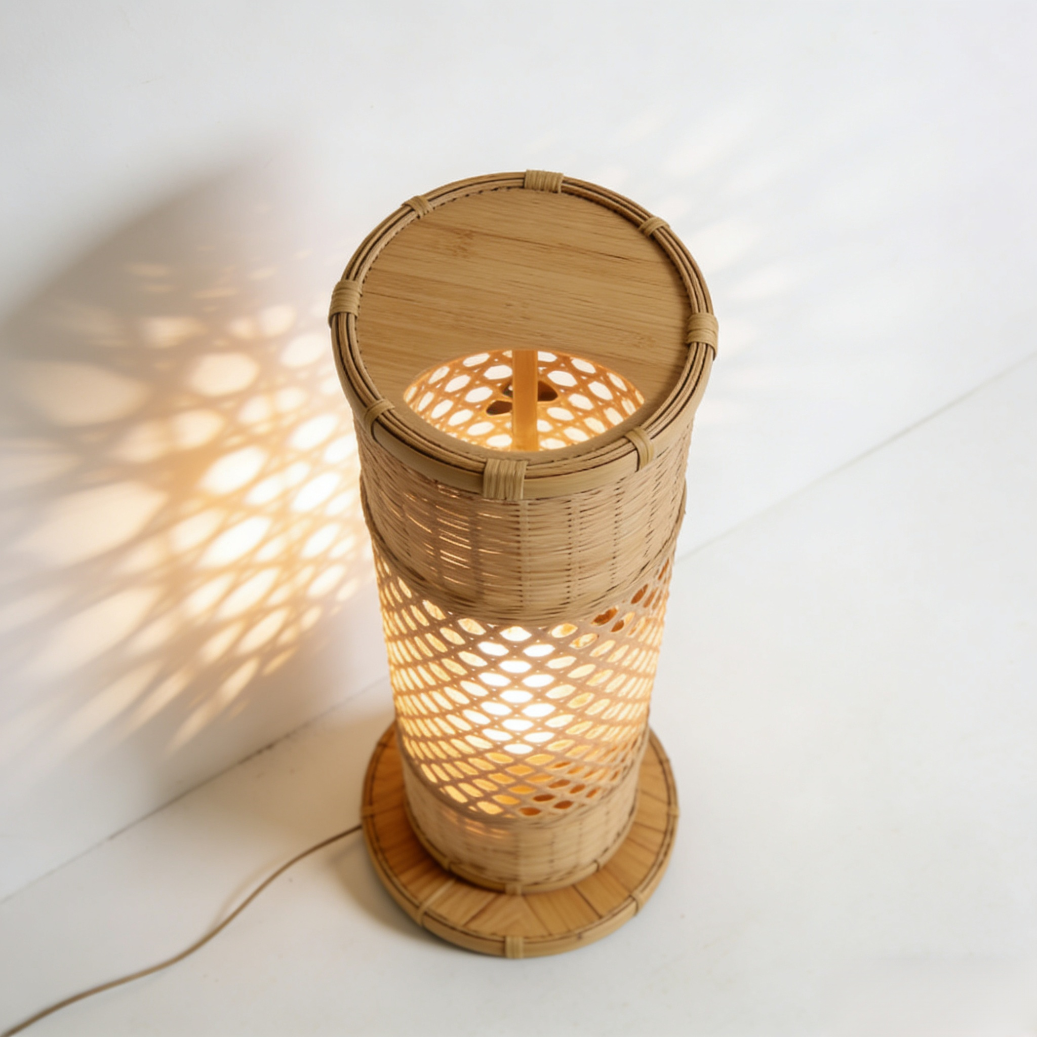 透かしデザインのフロアランプ