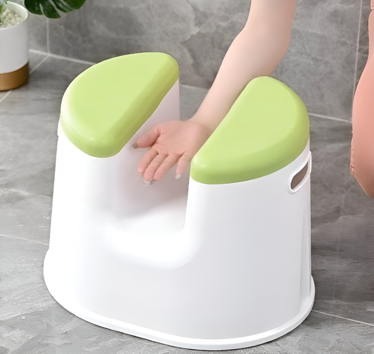 Heavy-duty bathroom seat with reinforced legs