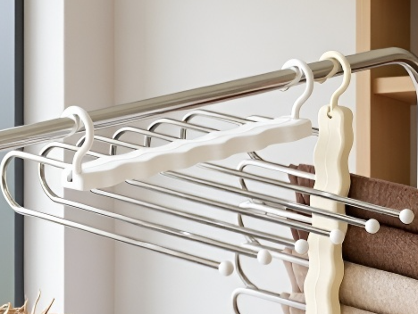 공간 절약형 바지걸이 디자인