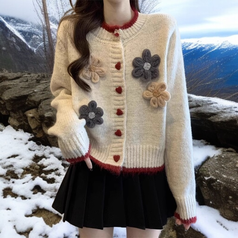 女性モデル着用ハートボタンフラワーセーター