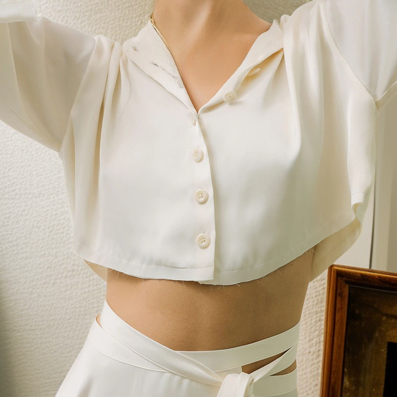 ファッショナブルなハイウエストショートスカートと長袖ボタンカーディガンセット