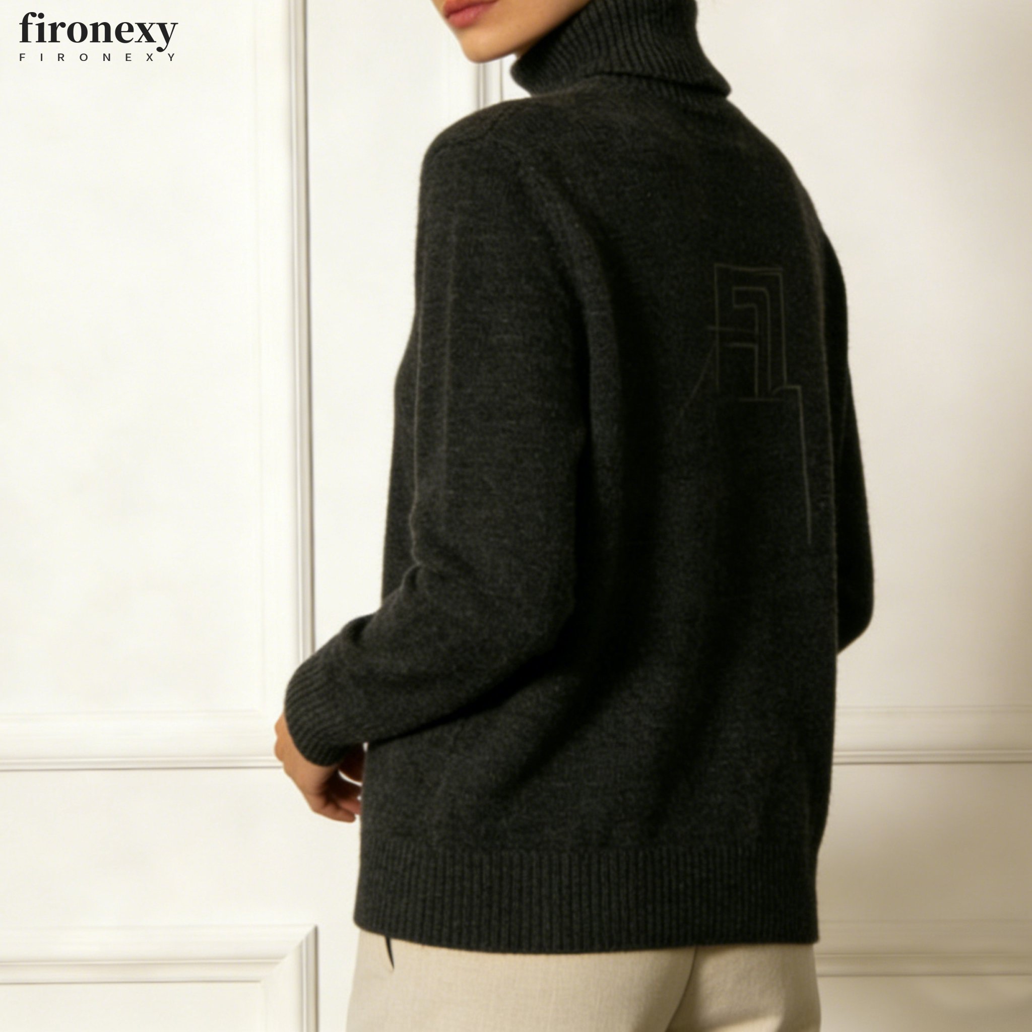 세련된 터틀넥 니트 스웨터 착용 이미지