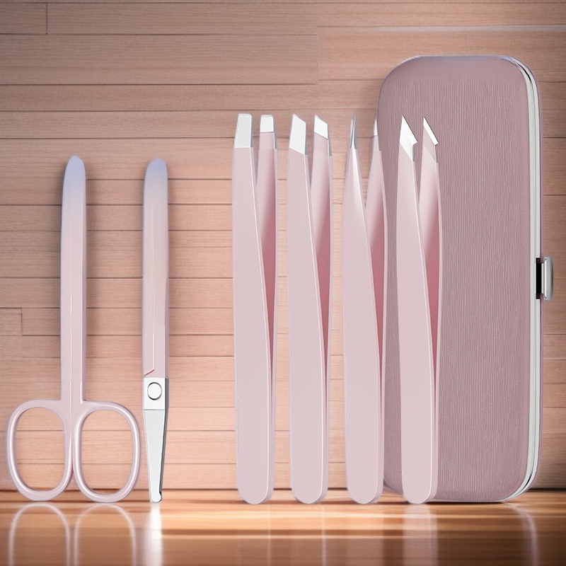 눈썹 정리기로 눈썹 모양 다듬는 모습